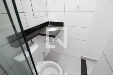 Banheiro de kitnet/studio para alugar com 1 quarto, 20m² em Martins, Uberlândia