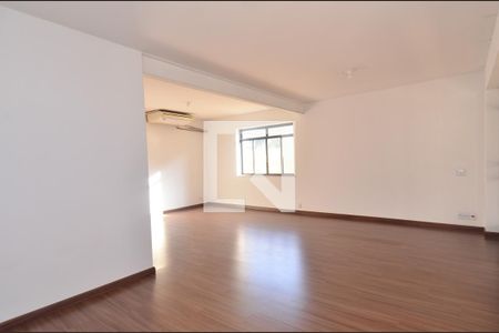Sala 2 ambientes de casa para alugar com 4 quartos, 143m² em São Pedro, Belo Horizonte
