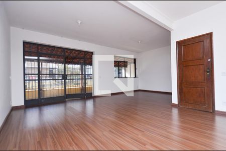 Sala 2 ambientes de casa para alugar com 4 quartos, 143m² em São Pedro, Belo Horizonte