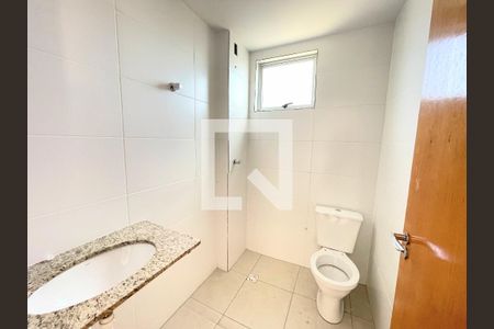 Banheiro de apartamento à venda com 2 quartos, 104m² em Morro do Confisco, Contagem