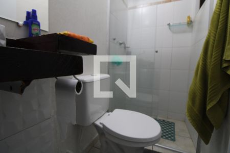 Banheiro da suíte 1 de casa à venda com 2 quartos, 120m² em Veleiros, São Paulo