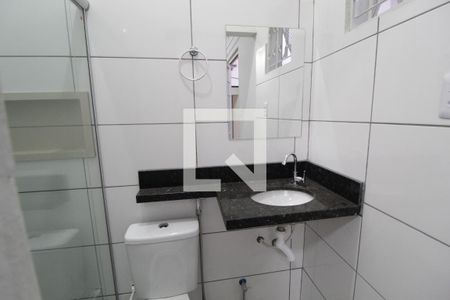 Banheiro de kitnet/studio para alugar com 1 quarto, 20m² em Martins, Uberlândia