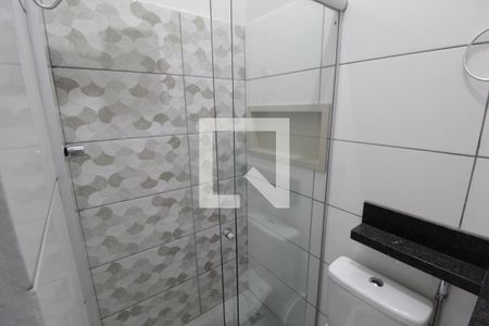 Banheiro de kitnet/studio para alugar com 1 quarto, 20m² em Martins, Uberlândia