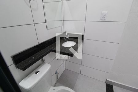 Banheiro de kitnet/studio para alugar com 1 quarto, 20m² em Martins, Uberlândia