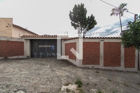 Casa para alugar com 277m², 5 quartos e NaN vagas Casa para alugar com 277m², 5 quartos e NaN vagasFachada