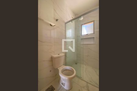 Banheiro de casa de condomínio à venda com 2 quartos, 65m² em Betim Industrial, Betim