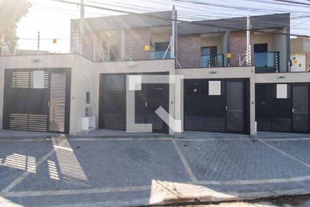 Casa à venda com 119m², 3 quartos e 2 vagas Casa à venda com 119m², 3 quartos e 2 vagasFachada