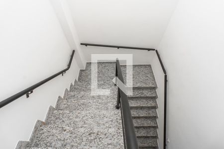 Casa à venda com 111m², 3 quartos e 2 vagas Casa à venda com 111m², 3 quartos e 2 vagasEscada