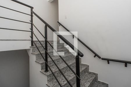 Casa à venda com 109m², 3 quartos e 2 vagas Casa à venda com 109m², 3 quartos e 2 vagasEscada