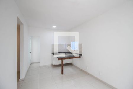 Sala de casa para alugar com 2 quartos, 60m² em Edson Passos, Mesquita