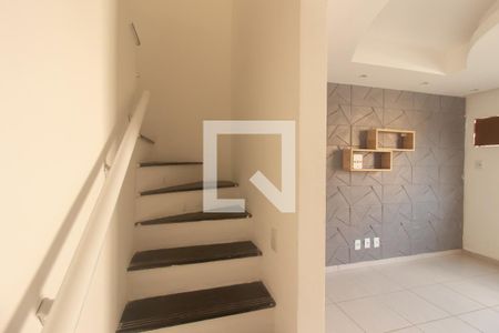Escada de casa de condomínio para alugar com 2 quartos, 88m² em Campo Grande, Rio de Janeiro