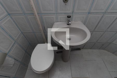 Banheiro de casa para alugar com 1 quarto, 20m² em Parque Edu Chaves, São Paulo