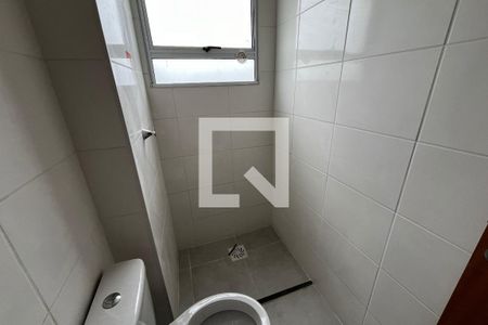 Banheiro de apartamento para alugar com 2 quartos, 42m² em Parque Santa Rosa, Suzano