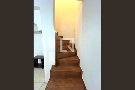 Escada de casa à venda com 2 quartos, 128m² em Vila Guarani (zona Sul), São Paulo