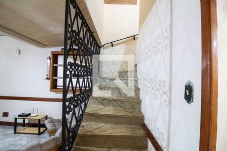 Escada de casa para alugar com 2 quartos, 142m² em Jardim Aeroporto, São Paulo