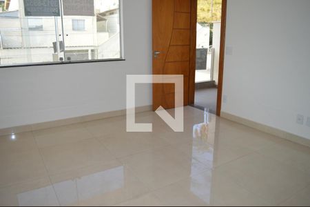 Sala  de casa à venda com 3 quartos, 210m² em Nacional, Contagem