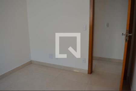 Quarto  de casa à venda com 3 quartos, 210m² em Nacional, Contagem