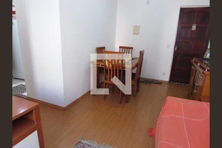 Sala de apartamento para alugar com 2 quartos, 52m² em Parque Pinheiros, Taboão da Serra