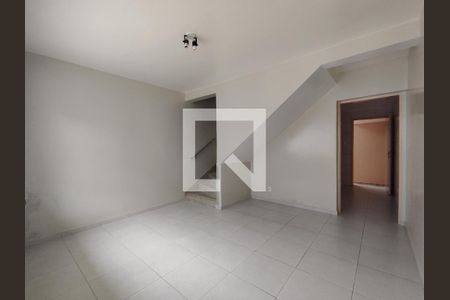 Sala de casa para alugar com 2 quartos, 64m² em Vila Romanópolis, Ferraz de Vasconcelos