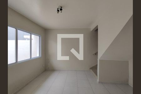 Sala de casa para alugar com 2 quartos, 64m² em Vila Romanópolis, Ferraz de Vasconcelos