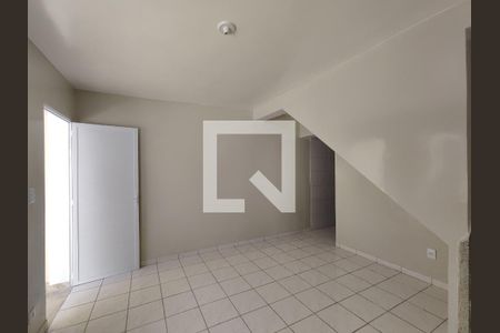 Sala de casa para alugar com 2 quartos, 65m² em Vila Romanópolis, Ferraz de Vasconcelos