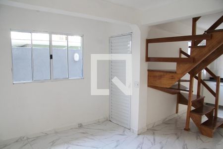 Sala e Cozinha integrada / Porta da acessoa ao Quintal  de casa para alugar com 2 quartos, 80m² em Parque Continental I, Guarulhos