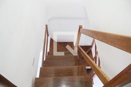 Escada acesso aos Quartos  de casa para alugar com 2 quartos, 80m² em Parque Continental I, Guarulhos
