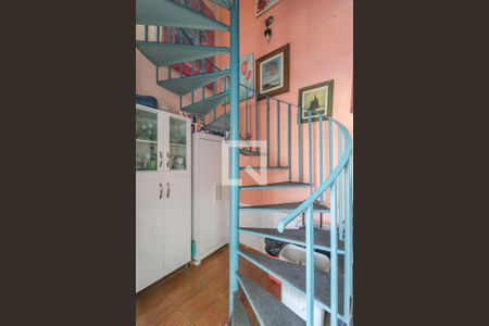 Casa à venda com 110m², 3 quartos e 1 vaga Casa à venda com 110m², 3 quartos e 1 vagaEscada