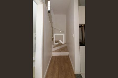 Escada de casa de condomínio para alugar com 2 quartos, 167m² em Caiapia, Cotia
