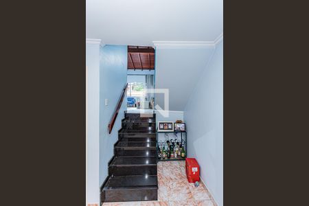 Escada de casa para alugar com 3 quartos, 275m² em Jardim Regina, São Paulo