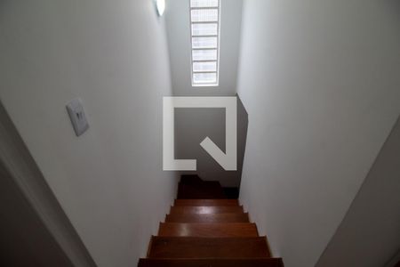 Escada de casa para alugar com 3 quartos, 250m² em Jardim Promissão, São Paulo