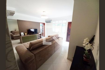 Sala de casa para alugar com 2 quartos, 160m² em Vila Cascatinha, São Vicente