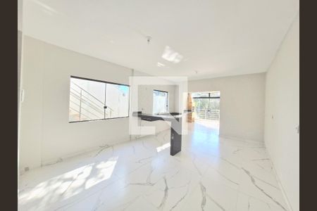 Sala e cozinha americana de casa à venda com 3 quartos, 140m² em Portal do Sol, Lagoa Santa