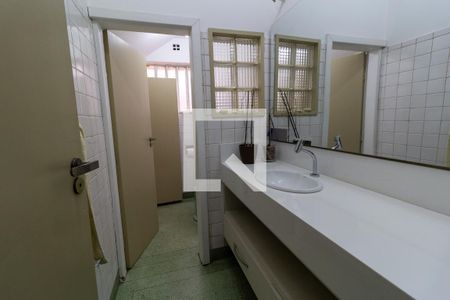 Casa à venda com 580m², 5 quartos e 4 vagas Casa à venda com 580m², 5 quartos e 4 vagasLavabo do Corredor - Térreo