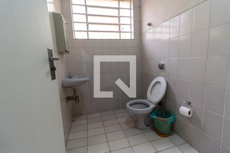 Casa à venda com 580m², 5 quartos e 4 vagas Casa à venda com 580m², 5 quartos e 4 vagasBanheiro da Área de Serviço