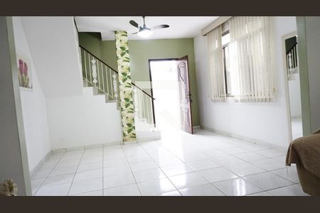 Sala de casa de condomínio para alugar com 3 quartos, 214m² em Cidade de Deus, Rio de Janeiro