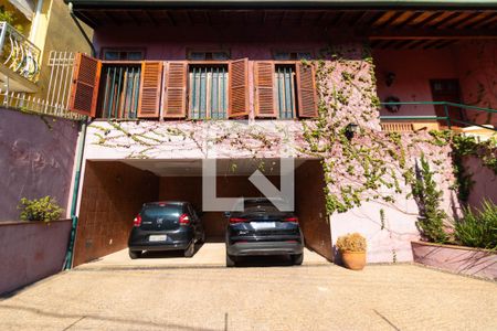 Casa à venda com 360m², 3 quartos e 4 vagas Casa à venda com 360m², 3 quartos e 4 vagasFachada