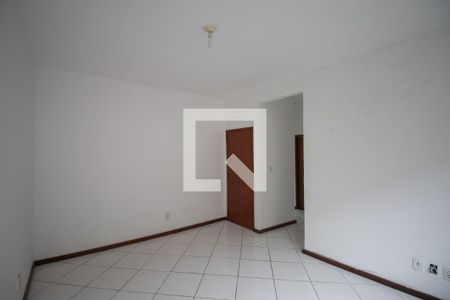 Sala de casa de condomínio para alugar com 2 quartos, 85m² em Mutondo, São Gonçalo