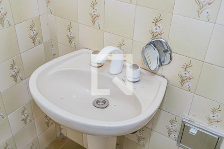 Banheiro de casa para alugar com 1 quarto, 60m² em Vila Picinin, São Paulo
