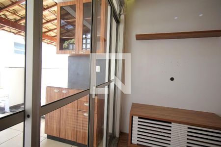 Detalhe porta varanda de apartamento para alugar com 2 quartos, 60m² em União, Belo Horizonte