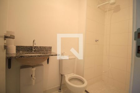 Banheiro de kitnet/studio para alugar com 1 quarto, 31m² em Quarta Parada, São Paulo