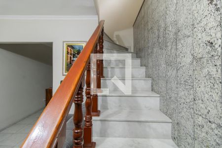 Casa à venda com 200m², 4 quartos e 2 vagas Casa à venda com 200m², 4 quartos e 2 vagasEscada