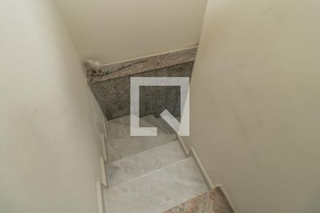 Casa à venda com 200m², 4 quartos e 2 vagas Casa à venda com 200m², 4 quartos e 2 vagasEscada