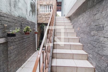 Casa à venda com 200m², 4 quartos e 2 vagas Casa à venda com 200m², 4 quartos e 2 vagasEscada da Varanda