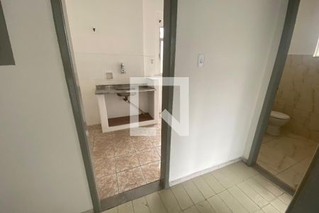 Corredor de apartamento para alugar com 1 quarto, 45m² em Jardim Vinte E Cinco de Agosto, Duque de Caxias