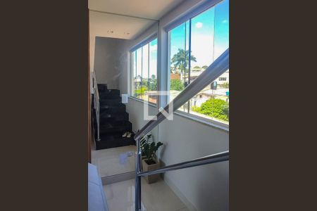 Escada de apartamento à venda com 3 quartos, 120m² em Piratininga, Belo Horizonte