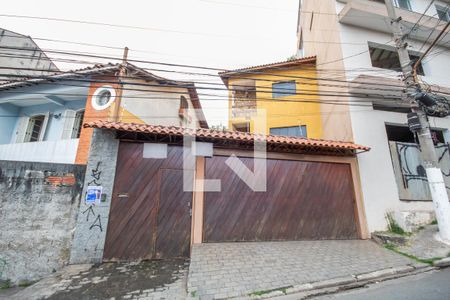 Casa à venda com 220m², 3 quartos e 4 vagas Casa à venda com 220m², 3 quartos e 4 vagasFachada