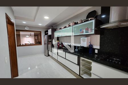 Casa à venda com 420m², 4 quartos e 10 vagas Casa à venda com 420m², 4 quartos e 10 vagasCozinha