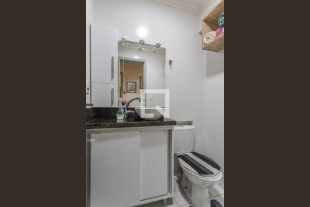 Banheiro de apartamento à venda com 2 quartos, 75m² em Jardim do Salso, Porto Alegre