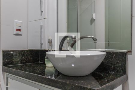 Banheiro de apartamento à venda com 2 quartos, 75m² em Jardim do Salso, Porto Alegre